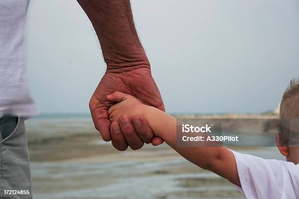 Foto de Segurando As Mãos e mais fotos de stock de 2-3 Anos - 2-3 Anos, Adulto, Aluno de Jardim de Infância