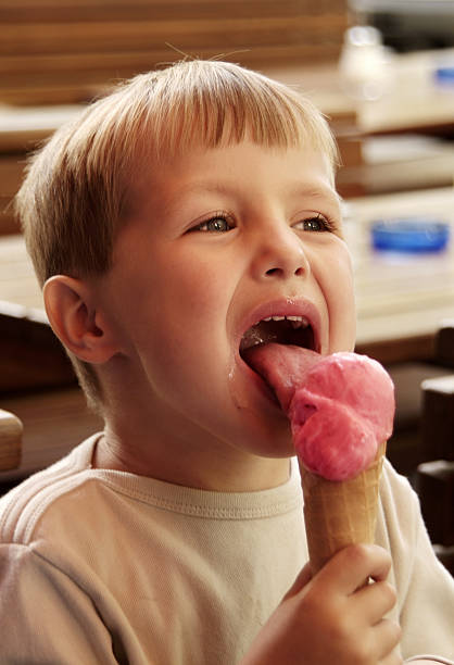 menino comer icecream - hurricane felix imagens e fotografias de stock