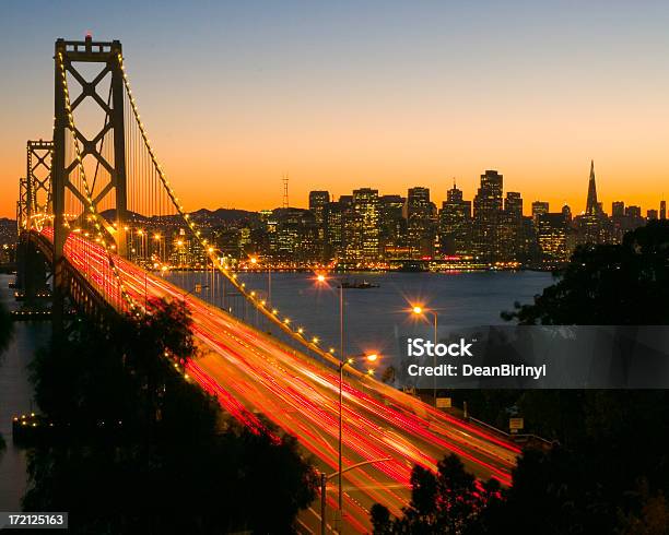 Photo libre de droit de San Francisco Bay Bridge Au Crépuscule banque d'images et plus d'images libres de droit de Architecture - Architecture, Crépuscule, Destination de voyage