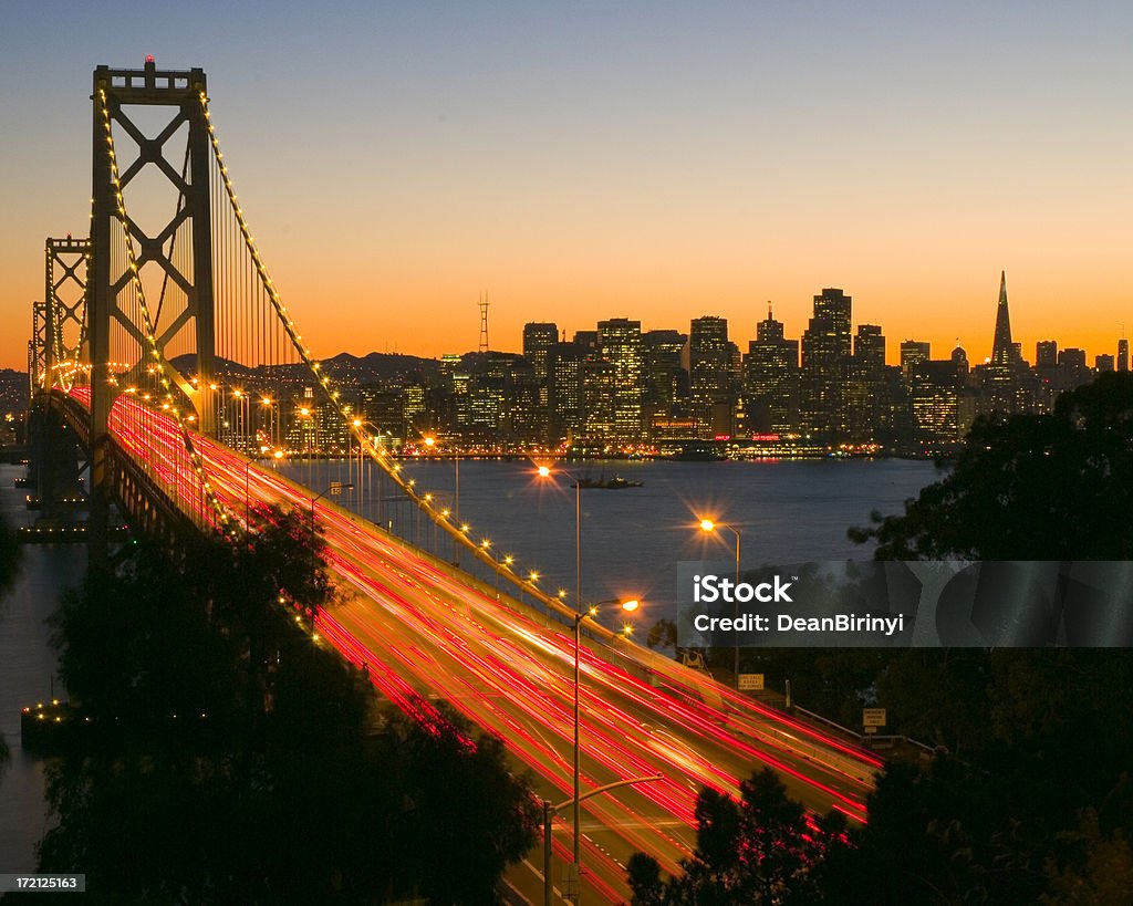 São Francisco Bay Bridge ao anoitecer - Foto de stock de Arquitetura royalty-free