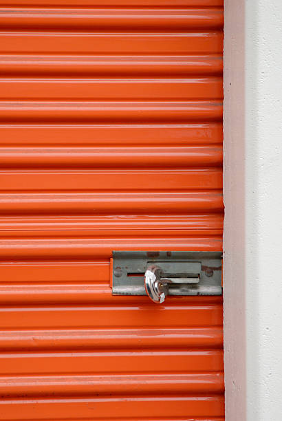naranja de almacenamiento de acero con puerta con candado - storage compartment garage storage room warehouse fotografías e imágenes de stock