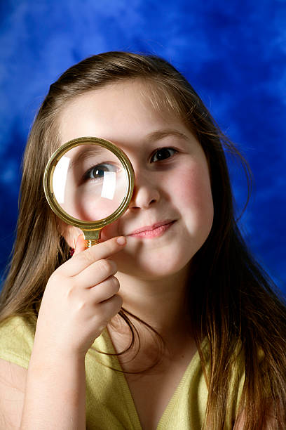 젊은 익스플로러를 - low scale magnification magnifying glass glass child 뉴스 사진 이미지