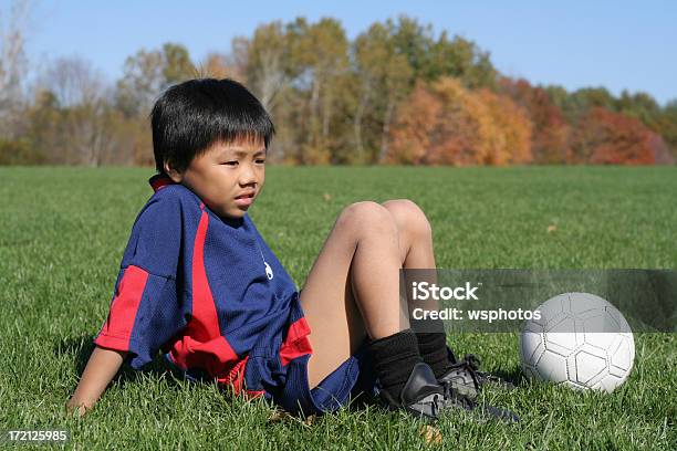 Foto de Eu Precisar De Um Descanso De Futebol e mais fotos de stock de 8-9 Anos - 8-9 Anos, Asiático e indiano, Atividades de Fins de Semana