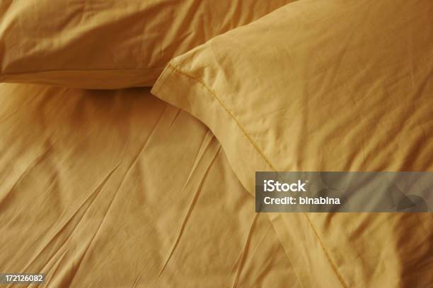 の枕で整えたベッドタイム黄色背景 - シーツのストックフォトや画像を多数ご用意 - シーツ, 木綿, 枕カバー