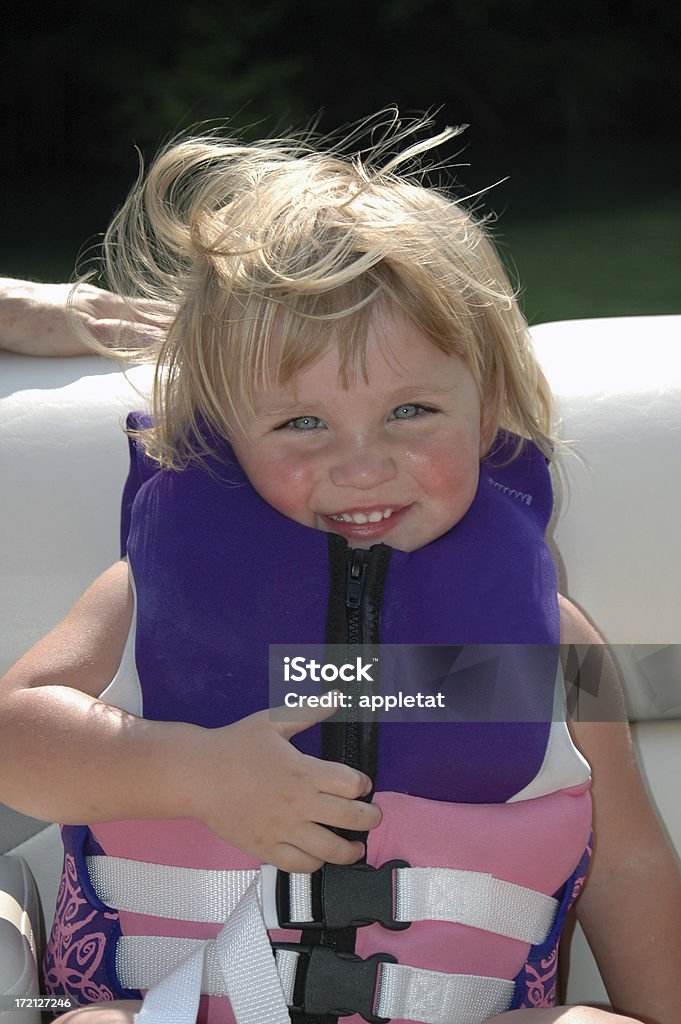 Petite fille dans une veste de vie - Photo de Gilet de sauvetage libre de droits