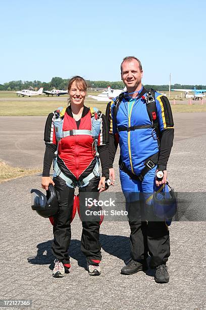 Skydivers Pronto Para Levaroff - Fotografias de stock e mais imagens de Paraquedismo - Paraquedismo, Entusiástico, Felicidade