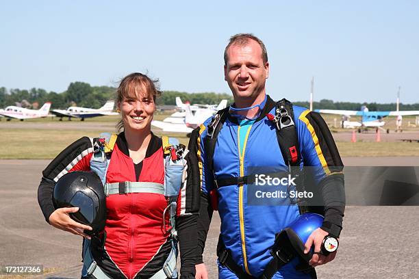 Skydivers Listo Para El Despegue2 Foto de stock y más banco de imágenes de Arnés de seguridad - Arnés de seguridad, Caída libre - Paracaidismo, Llegada