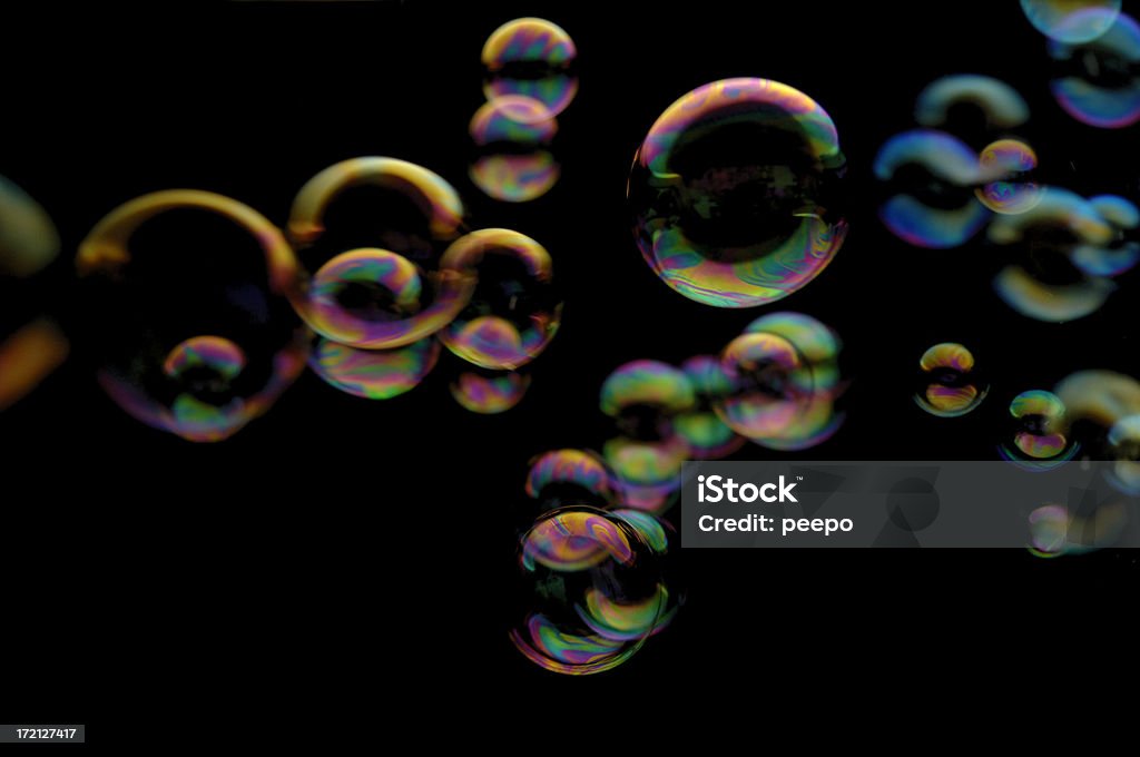 Burbujas de color contra el fondo negro - Foto de stock de Abstracto libre de derechos