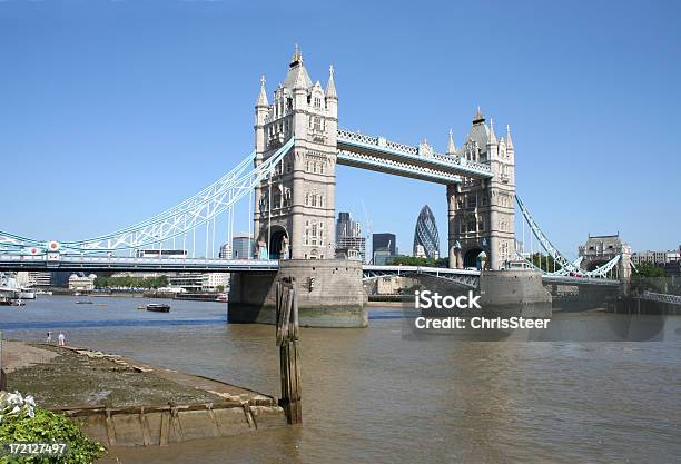 Tower Bridge Sobre El Río Támesis Foto de stock y más banco de imágenes de Aire libre - Aire libre, Arquitectura, Ciudades capitales