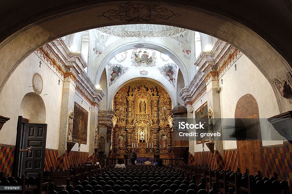 La Misión de San Xavier del Bac interior - Foto de stock de Arco - Característica arquitectónica libre de derechos