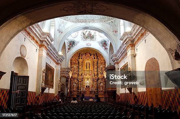 La Misión De San Xavier Del Bac Interior Foto de stock y más banco de imágenes de Arco - Característica arquitectónica - Arco - Característica arquitectónica, Arizona, Catedral