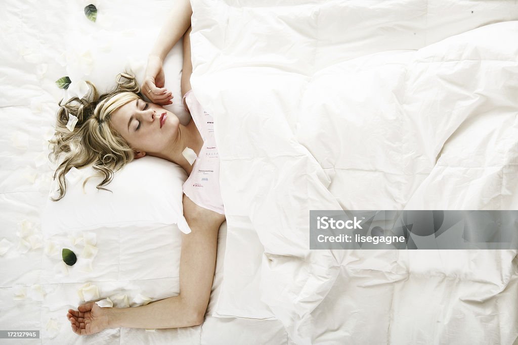 Donna che dorme - Foto stock royalty-free di Accogliente