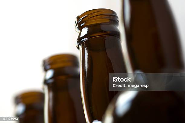 Marrón Botellas De Cerveza Foto de stock y más banco de imágenes de Bebida - Bebida, Bebida alcohólica, Botella