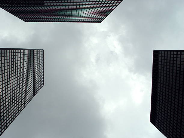 gris cielo encima de oficina cuadras - large wealth finance toronto fotografías e imágenes de stock