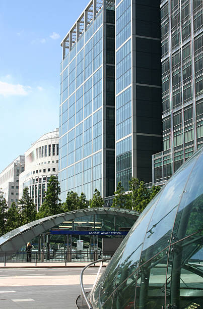 centre du quartier de canary wharf, à londres, angleterre - canary wharf railway station photos et images de collection