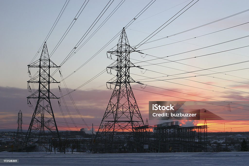 Electricity Pylon und Linien im Winter Sonnenuntergang - Lizenzfrei Abenddämmerung Stock-Foto