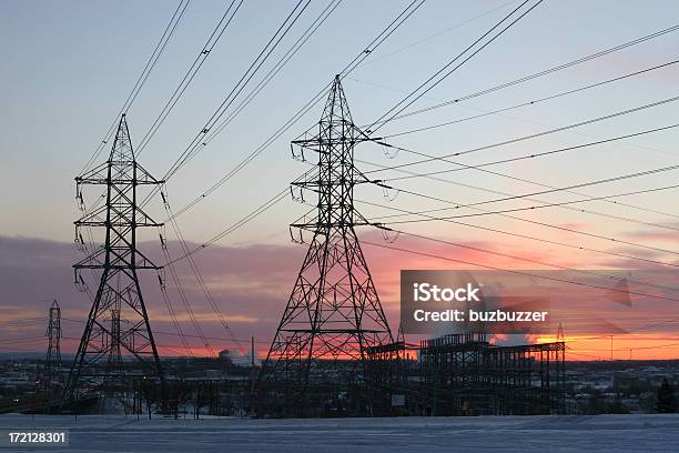 Electricity Pylon Und Linien Im Winter Sonnenuntergang Stockfoto und mehr Bilder von Abenddämmerung