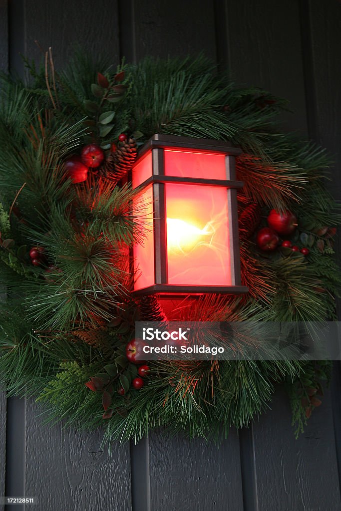 Corona di Natale e Rosey luce rossa - Foto stock royalty-free di Albero