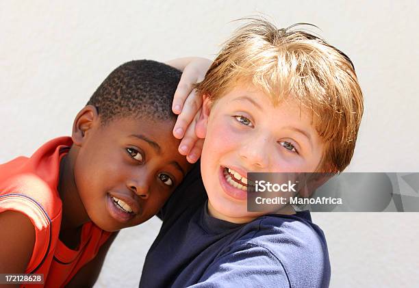 Foto de Amigos Brincando Quatro e mais fotos de stock de Abraçar - Abraçar, Adulto, Alegria