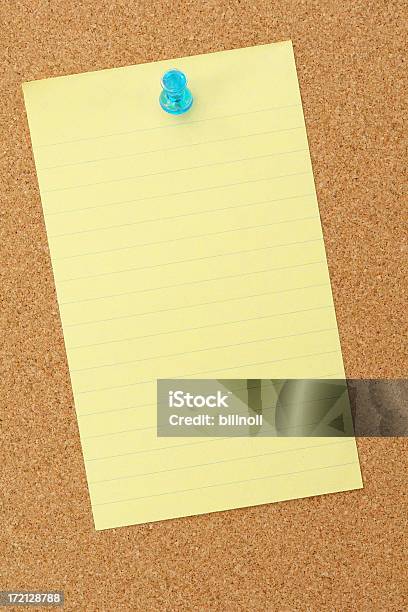 Gelbes Papier Auf Corkboard Stockfoto und mehr Bilder von Bauholz-Brett - Bauholz-Brett, Heftzwecke, Anschlagbrett