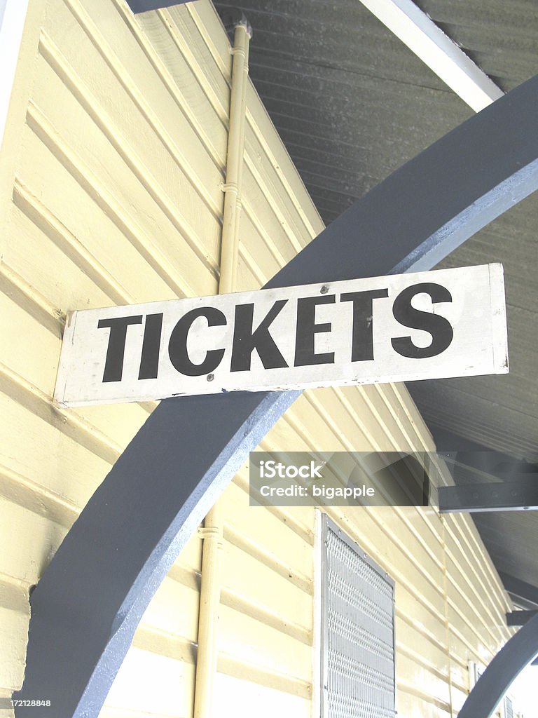 Billets signer sur une ancienne australien gare ferroviaire. - Photo de Acheter libre de droits