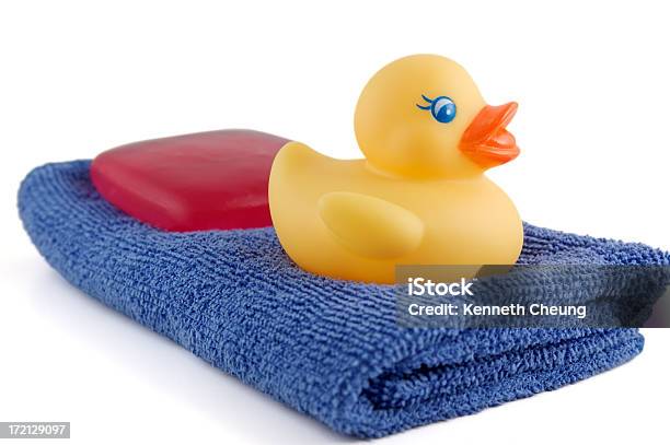 Rubber Ducky Tempo Con Vasca Da Bagno - Fotografie stock e altre immagini di Allegro - Allegro, Asciugamano, Blu