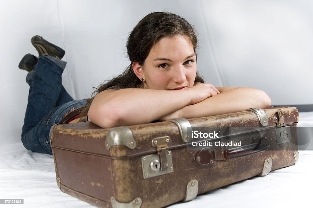 Ragazza con la valigia in mano serie - Foto stock royalty-free di Abbigliamento casual
