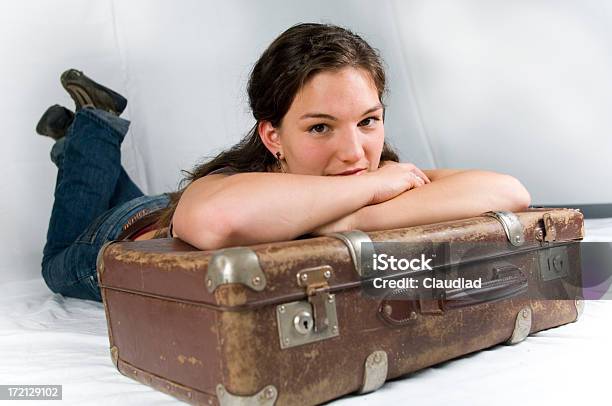 女の子スーツケースシリーズ - 1人のストックフォトや画像を多数ご用意 - 1人, カジュアルウェア, コンセプト
