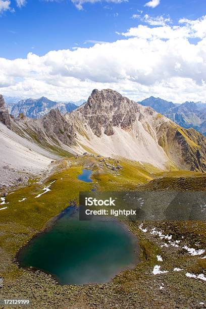 Photo libre de droit de Glacial Mountain Lac banque d'images et plus d'images libres de droit de Activité de loisirs - Activité de loisirs, Admirer le paysage, Alpes européennes