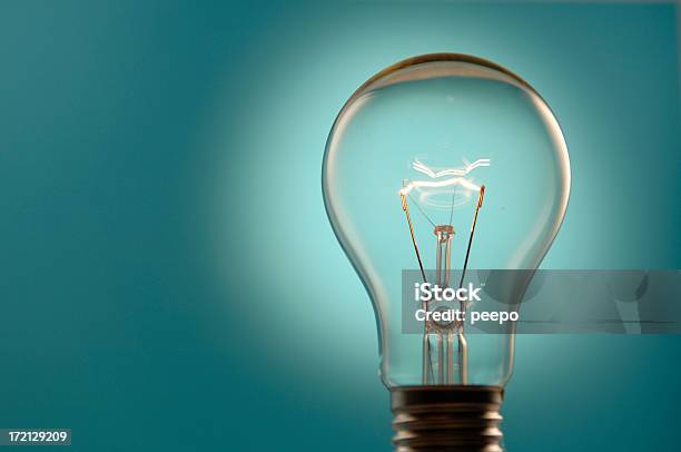 Photo libre de droit de Ampoule Électrique Sur Fond Bleu banque d'images et plus d'images libres de droit de Ampoule électrique - Ampoule électrique, Transparent, Affaires