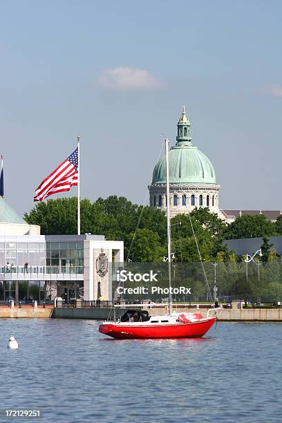 Barcos Amarrados En Edificio Del Capitolio De Annapolis Foto de stock y más banco de imágenes de Annapolis