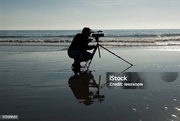 Foto de Cinegrafista Silhueta e mais fotos de stock de Adulto - Adulto, Agachando-se, Areia