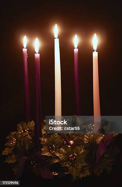宗教的クリスマスキャンドルのリースはホリデーシーズンの台頭 - 降臨節のストックフォトや画像を多数ご用意 - 降臨節, ローソク, アドベントリース