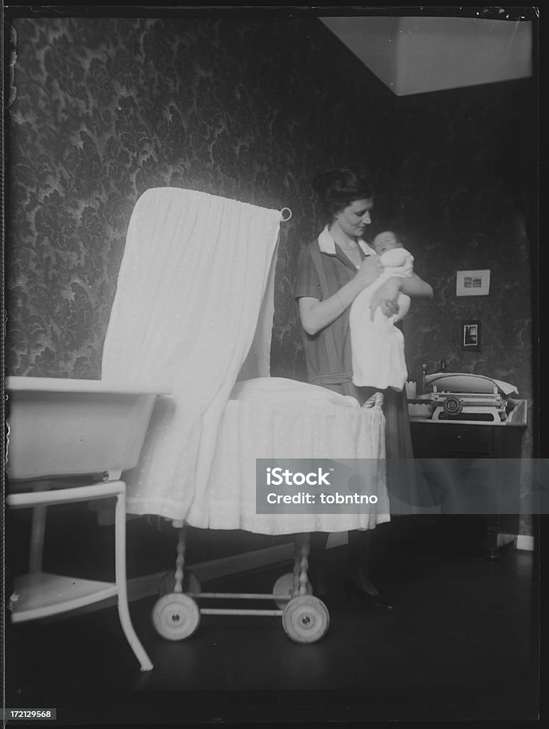 Мать держит ребенка (винтажный - Стоковые фото 1920-1929 роялти-фри