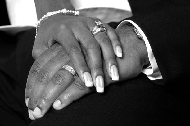 właśnie żonaty-trzymając się za ręce & biały, czarny - wedding black american culture bride zdjęcia i obrazy z banku zdjęć