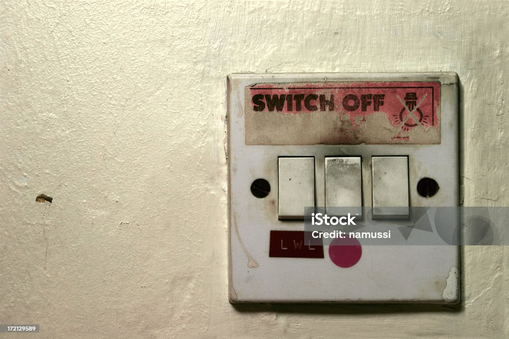 Risparmiare energia: Grunge Interruttore della luce - Foto stock royalty-free di Antigienico