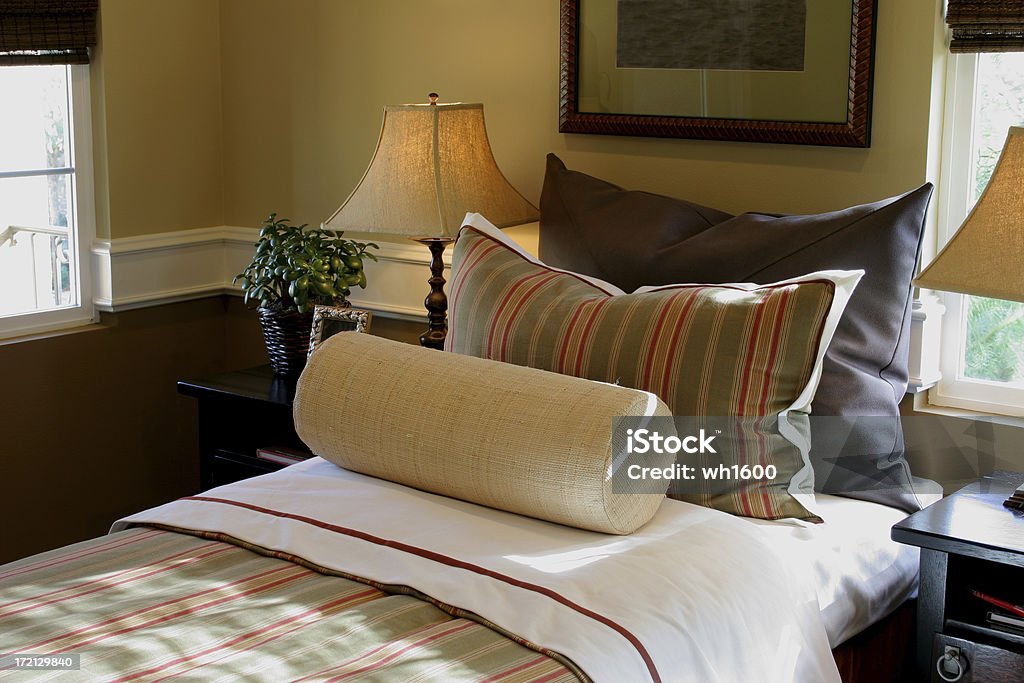 Cama com travesseiros diferentes - Foto de stock de Artigo de decoração royalty-free