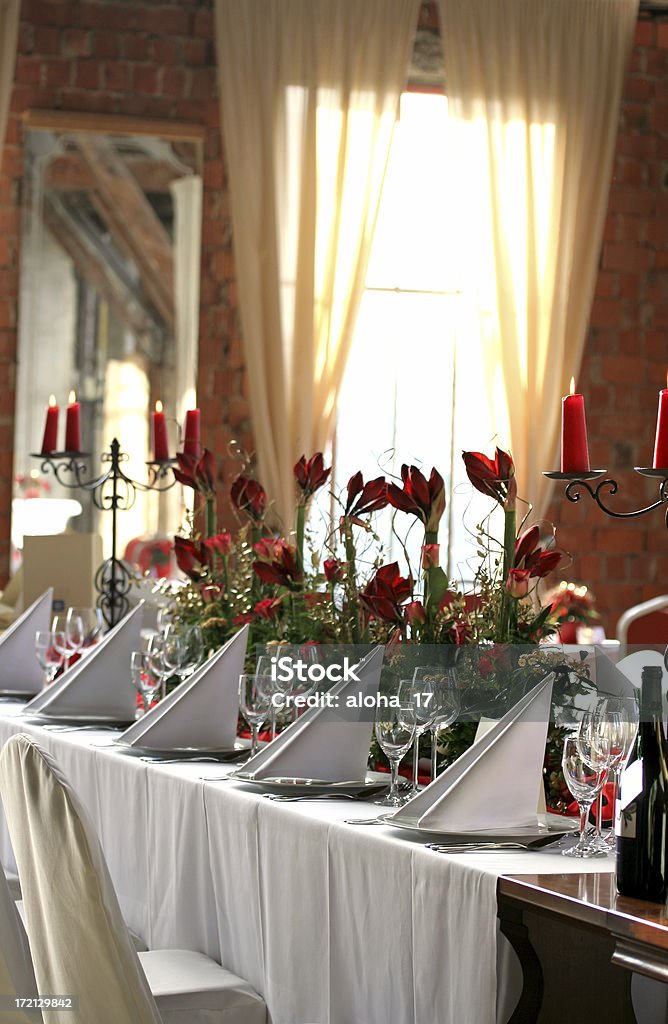 Allegro tavolo per banchetti - Foto stock royalty-free di Arrangiare