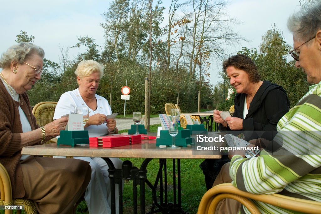 senior players cuatro puente en el jardín - Foto de stock de Bridge - Juego de cartas libre de derechos