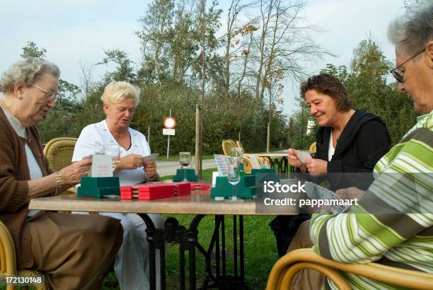 Senior Players Cuatro Puente En El Jardín Foto de stock y más banco de imágenes de Bridge - Juego de cartas - Bridge - Juego de cartas, Carta - Naipe, Mesa - Mueble