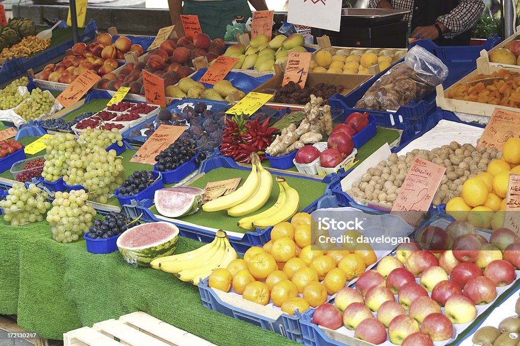 Europeo al aire libre mercado de frutas - Foto de stock de Accesibilidad libre de derechos