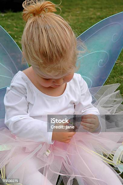 Fada Olhar Para Baixo - Fotografias de stock e mais imagens de Anjo - Anjo, Asa de animal, Asa de disfarce