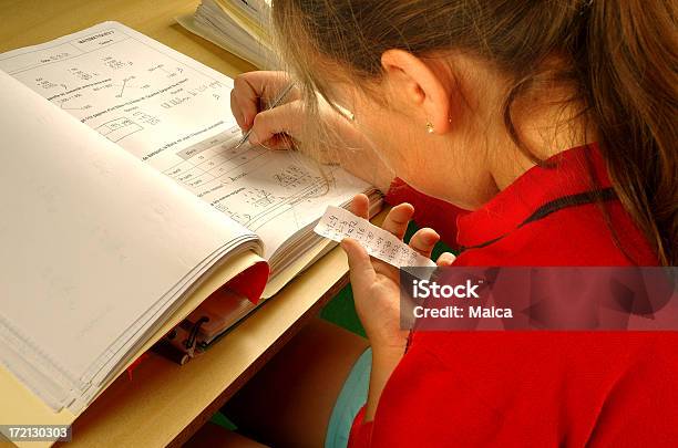 Bambino A Scuola - Fotografie stock e altre immagini di Imitazione - Imitazione, Aula, Copiare