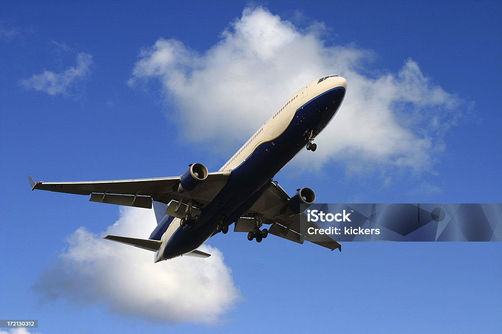 Avión MD11 y cielo azul - Foto de stock de Acercarse libre de derechos