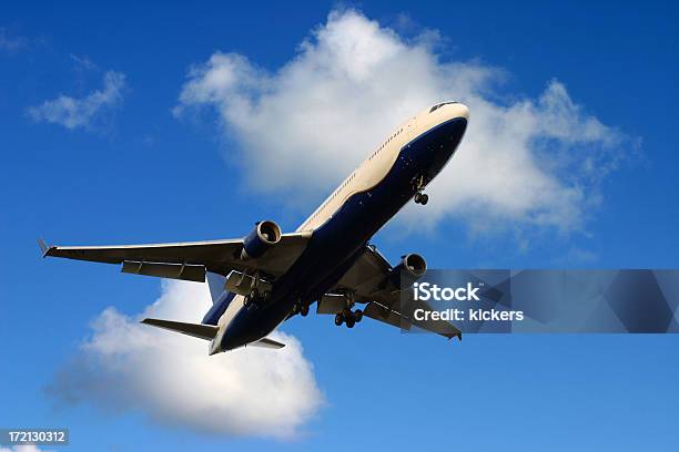 Avión Md11 Y Cielo Azul Foto de stock y más banco de imágenes de Acercarse - Acercarse, Aterrizar, Avión