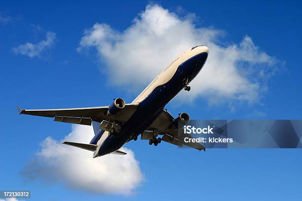 비행기 Md11 및 Blue Sky 가까이 옴에 대한 스톡 사진 및 기타 이미지 - 가까이 옴, 고대비, 구름