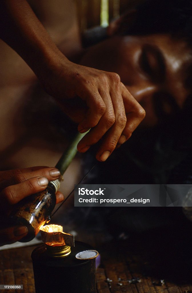 O consumo excessivo de drogas, ópio fumante - Foto de stock de Conceito royalty-free