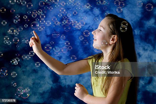 Niña Jugando Con Burbujas Foto de stock y más banco de imágenes de Abstracto - Abstracto, Alegre, Alegría