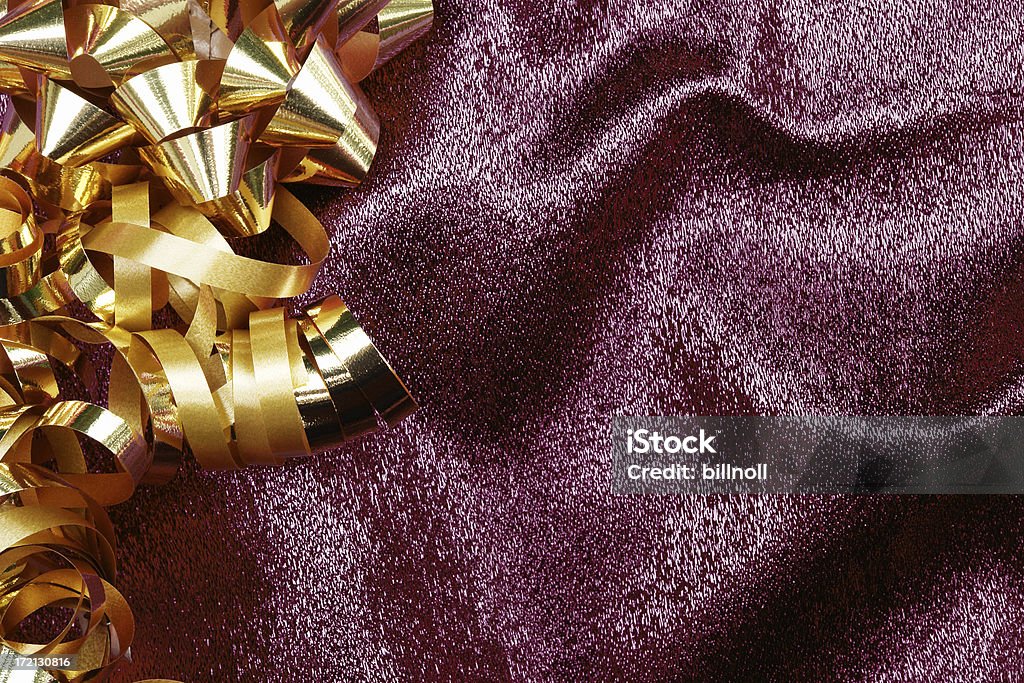 Noeuds de ruban d'or sur violet foncé et tissu - Photo de Brillant libre de droits