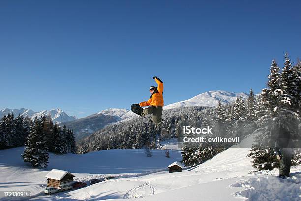 Atleta De Snowboard Backsideair - Fotografias de stock e mais imagens de Alpes Europeus - Alpes Europeus, Atividade, Cordilheira - Montanha